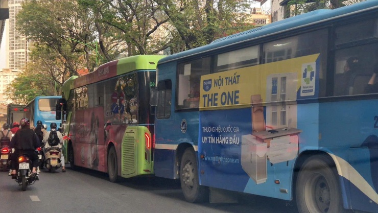 Những ngày qua lượng hành khách đi xe buýt Hà Nội tăng cao.