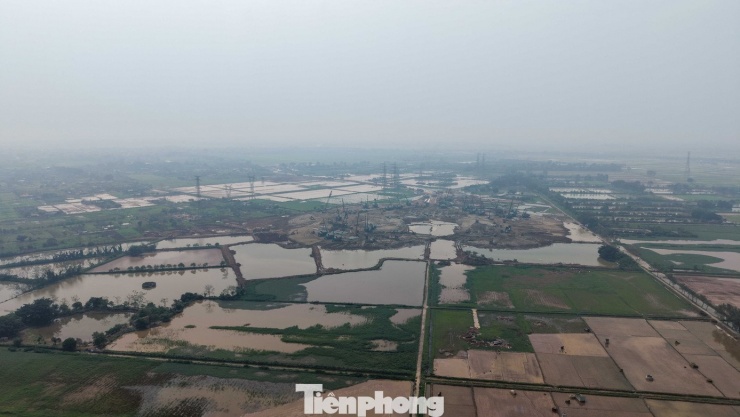 Theo ghi nhận của phóng viên ngày 10/3, tại khu đất rộng hàng chục hecta, hàng loạt máy xúc, máy ủi cùng xe tải cỡ lớn liên tục hoạt động.