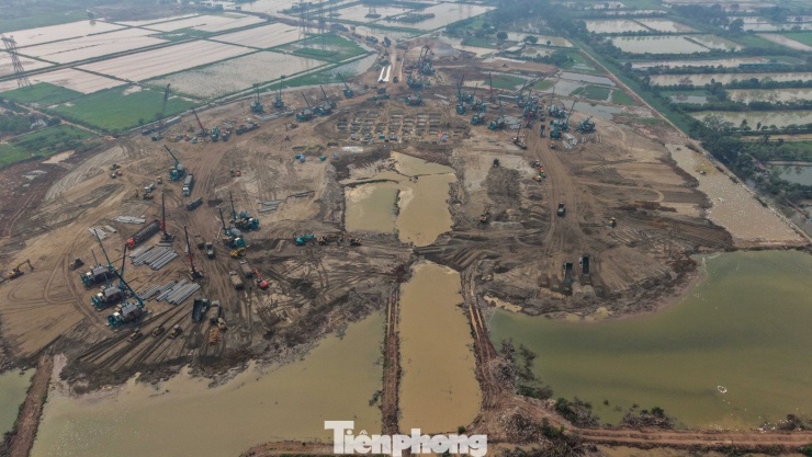 Trên nhiều vị trí, các đơn vị thi công đang đồng loạt mở các tuyến đường công vụ bằng đất đá để phục vụ việc vận chuyển vật liệu và di chuyển của thiết bị cơ giới. Những con đường tạm này dần hình thành mạng lưới giao thông nội bộ, chuẩn bị cho việc triển khai các hạng mục xây dựng quy mô lớn trong thời gian tới.