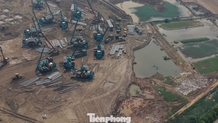 Sân vận động Trống Đồng được quy hoạch trên diện tích khoảng 73 ha, với sức chứa lên tới 135.000 chỗ ngồi. Theo thiết kế, công trình đạt tiêu chuẩn của FIFA, tích hợp hệ thống mái che đóng mở tự động cùng nhiều công nghệ vận hành hiện đại.