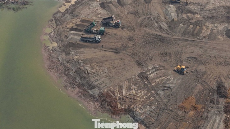 Kiến trúc sân vận động lấy cảm hứng từ họa tiết trống đồng Đông Sơn – biểu tượng của văn hóa Việt – kết hợp với các giải pháp công nghệ như ghế ngồi thông minh kết nối 5G, hệ thống kiểm soát an ninh thời gian thực và các công nghệ tiết kiệm năng lượng trong vận hành.