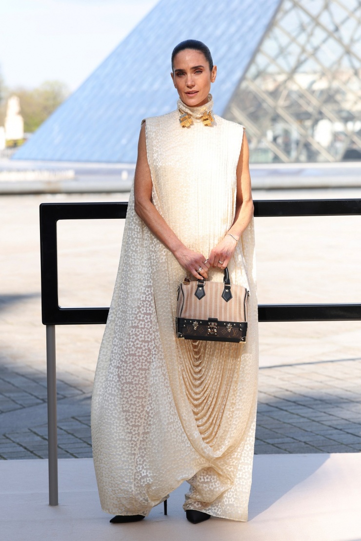 Diễn viên Top Gun: Maverick Jennifer Connelly giấu đường cong sau thiết kế xếp nếp cầu kỳ.