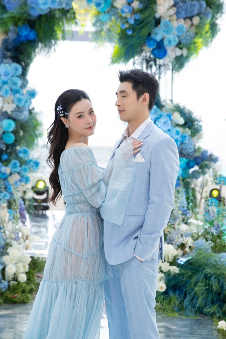 Tại tiệc kỷ niệm một năm về chung nhà, uyên ương cùng diện trang phục sắc xanh biển, hòa hợp với màu sắc của bãi biển Hồ Tràm.