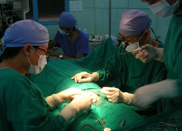 Các bác sĩ Bệnh viện Nhi Đồng 2 thực hiện cuộc phẫu thuật cho bệnh nhi