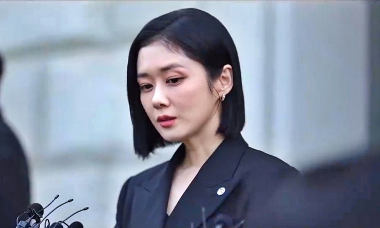 Jang Nara quyết định tới đưa tiễn nhân viên xấu số.