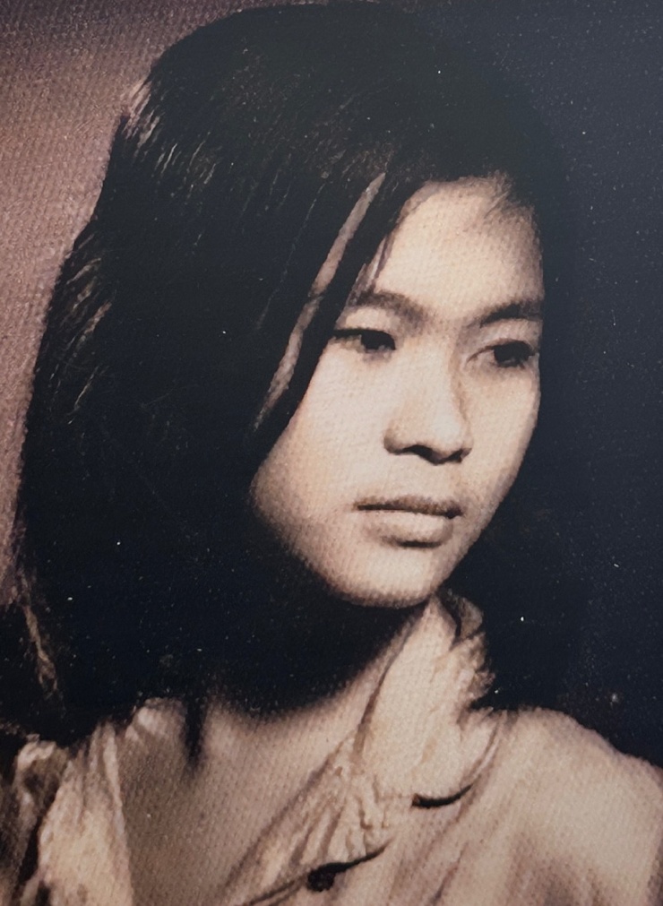 Danh ca năm 1960, lúc còn là thiếu nữ 15 tuổi. Khánh Ly - tên thật là Nguyễn Thị Lệ Mai - cho biết thuở bé, bà thường được bạn bè gọi là Mai "Đen" vì làn da ngăm. Thời ấu thơ, bà sống cùng gia đình tại ngôi nhà số 106 phố Hàng Bông, Hà Nội, sau đó theo mẹ vào miền Nam.