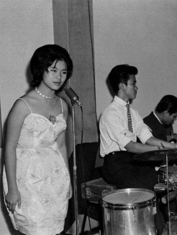 Giai đoạn mới vào nghề, Khánh Ly một mình đi nhờ xe chở rau từ Đà Lạt về Sài Gòn, dự một cuộc thi tuyển lựa tài năng trẻ. Bà hát bài Ngày trở về của nhạc sĩ Phạm Duy, đoạt giải nhì, sau "thần đồng" Quốc Thắng.