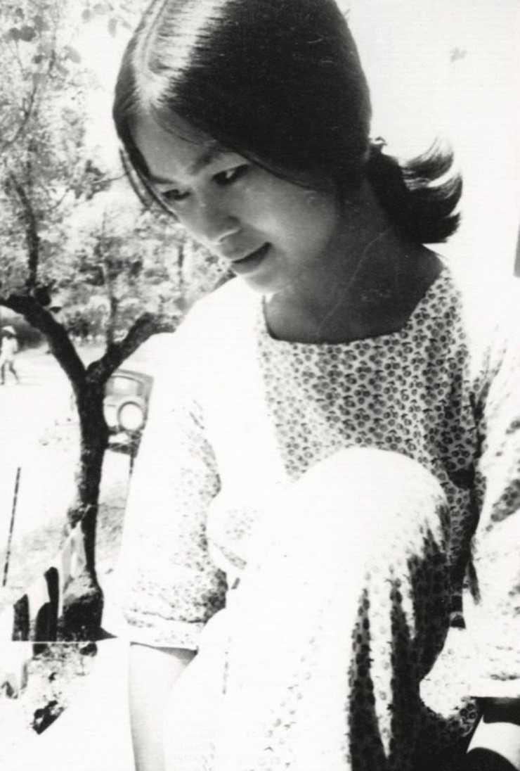 Khánh Ly tại gác Trịnh - chốn đi về một thời của nhạc sĩ ở Huế. Bà hồi tưởng: "Căn gác nhỏ, có hành lang và phía trước là những lan can. Tôi thường lên đó ngồi, bên cạnh tôi bao giờ cũng là cô bé Ngân dễ thương. Chúng tôi đã có những ngày tháng không biết nói sao cho hết, bởi lúc đó tôi còn rất trẻ và ông Trịnh Công Sơn cũng còn&nbsp;rất trẻ".