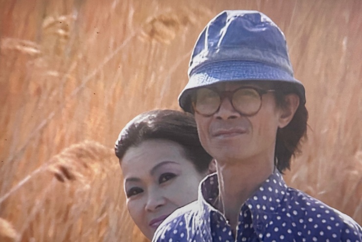 Bà viết trong sách: "Sơn với hai bàn tay gầy guộc, những ngón tay dài, tài hoa, thắp cho tôi một đôi cánh, xỏ vào chân tôi đôi hài bảy dặm. Cô bé lọ lem lột xác, để từ một đoạn trường này bước sang một đoạn trường khác".