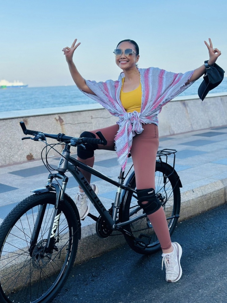 Ảnh sao 11/3: Thúy Hiền được khen 'đẹp rực rỡ' khi đi ăn cưới - 7