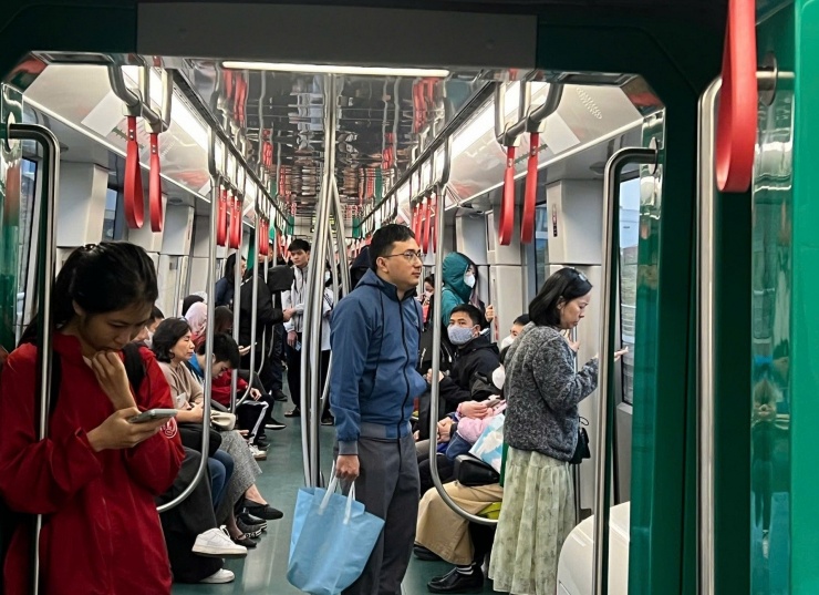 Xăng tăng giá liên tục, người Hà Nội bỏ xe cá nhân, ùn ùn đi tàu điện - 4