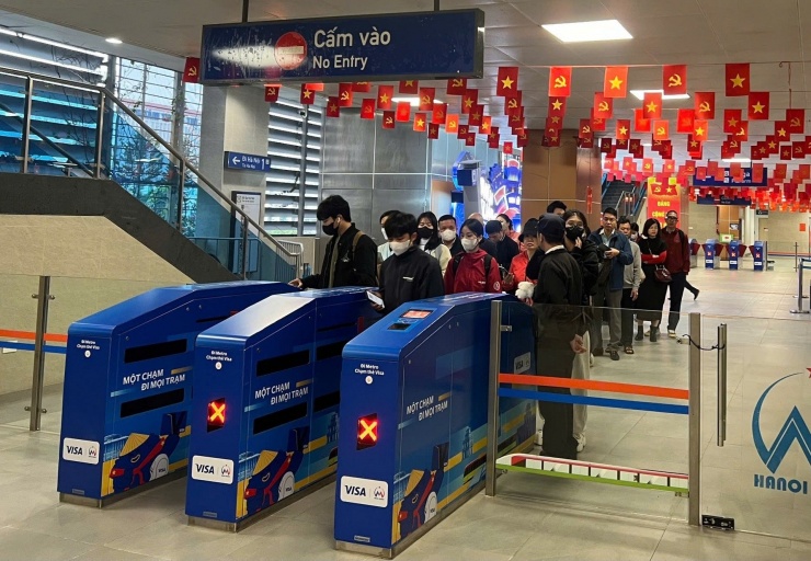 Xăng tăng giá liên tục, người Hà Nội bỏ xe cá nhân, ùn ùn đi tàu điện - 1