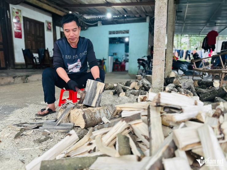 Các cơ sở chế tác sản phẩm trầm hương từ cây dó.