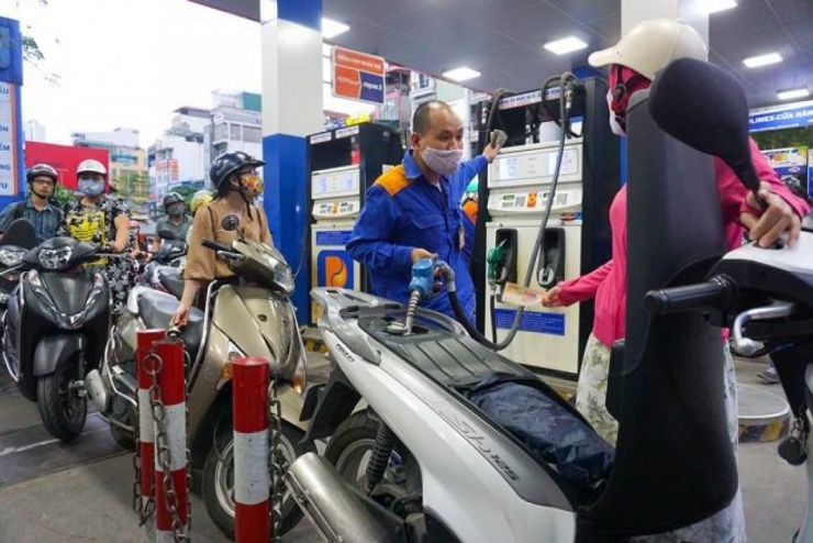 Giá xăng dầu tăng khiến chi phí cho di chuyển cũng tăng theo