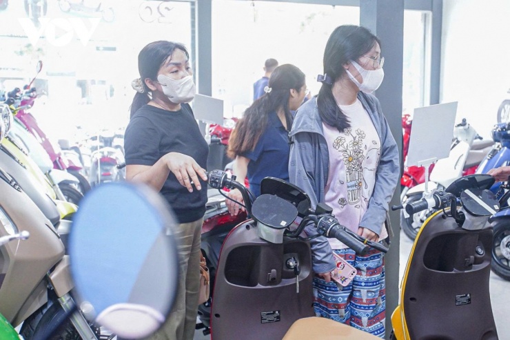 Nhiều người lựa chọn mua xe điện thay cho xe xăng