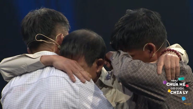 Ông Lịch (ở giữa) ôm lấy 2 người em của mình trong giây phút đoàn tụ vỡ òa cảm xúc. Ảnh: NCHCCCL