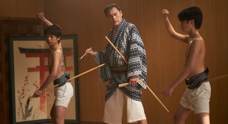 Bậc thầy Onnagata Hanjiro Hanai (Ken Watanabe thủ vai, giữa) huấn luyện gắt gao hai Onnagata trong tương lai là Kikuo Tachibana (trái) và Shunsuke Ogaki. Ảnh: Toho.