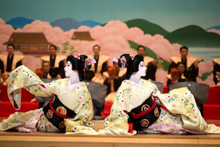 Hai tạo hình của Kikuo và Shunsuke trong vở Thánh nữ đền thờ - vở kịch Kabuki đã đưa tên tuổi của cả hai bứt phá. Ảnh: Toho.