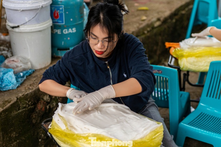 Tên gọi độc đáo này xuất phát từ hình thức của món bánh. Bánh không có nhân, được cuộn tròn, dài và có độ dẻo dai nên khi cầm trên tay sẽ gật lên gật xuống, trông như đang lắc lư.