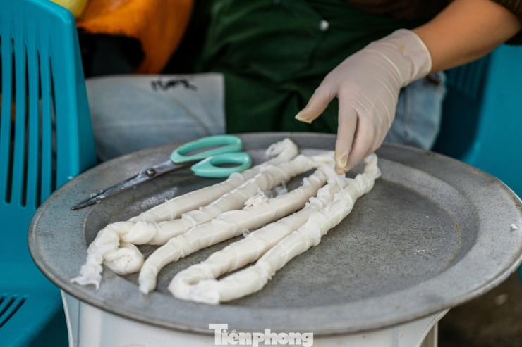 Vùng đất Đông Bắc chạy dọc theo biên giới từ Lạng Sơn đến Quảng Ninh không chỉ được biết đến với một số đặc sản như khâu nhục, gà đồi… mà còn có một món ngon dân dã nhưng không kém phần nổi tiếng, lạ từ tên gọi đến cách ăn đó là bánh gật gù.