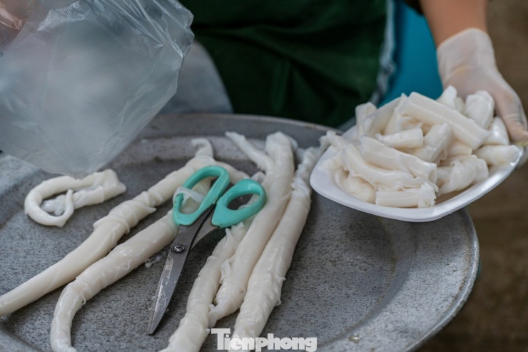 Khi chưa cuộn, bánh gật gù cũng giống bánh cuốn, bánh phở nhưng không có nhân. Lúc cuộn xong, bánh tròn, dài và dẻo quẹo, kích cỡ độ 1-2 đầu ngón tay. Người tráng sẽ dùng kéo cắt bánh thành những đoạn ngắn.