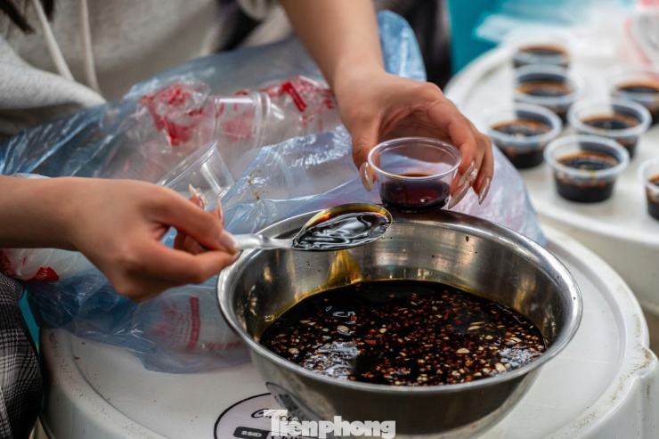 Ngoài quá trình chế biến kỳ công, bí quyết làm bánh gật gù ngon còn phụ thuộc vào nước chấm "thần thánh". Mặc dù nước chấm làm nên đặc sản bánh gật gù khá đa dạng, tùy theo khẩu vị các vùng nhưng chủ yếu vẫn là nước mắm chưng với mỡ gà. Người dân cho thêm hành phi, tỏi và thịt băm để nước chấm đậm đà và ngon hơn.