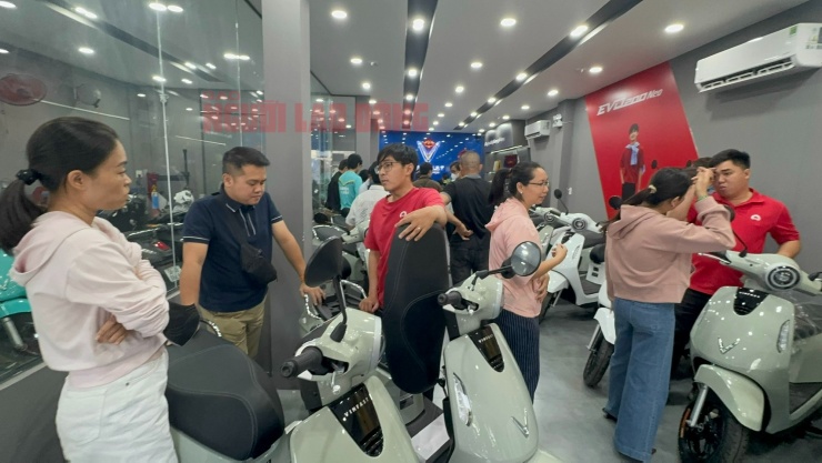 Đông đảo khách mua xe máy điện tại cửa hàng VinFast