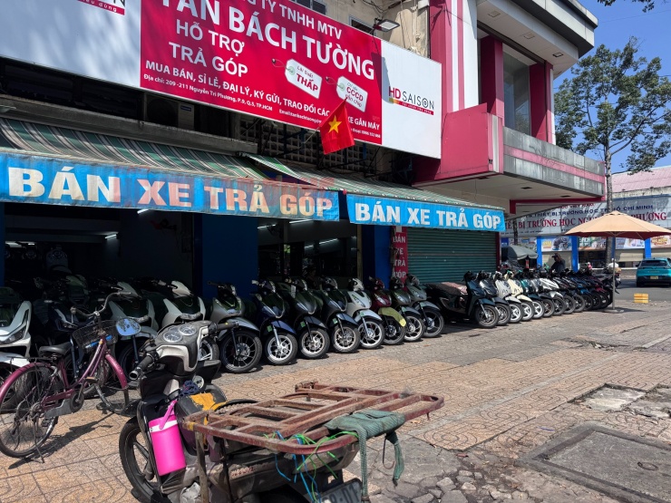 Cửa hàng xe máy xăng vắng khách khi giá xăng tăng cao