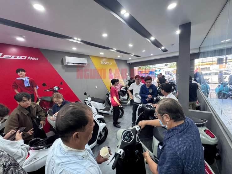 Khách chọn mua xe máy điện có thiết kế đổi pin