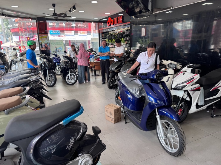 Tại cửa hàng xe máy điện Dat Bike khá đông khách