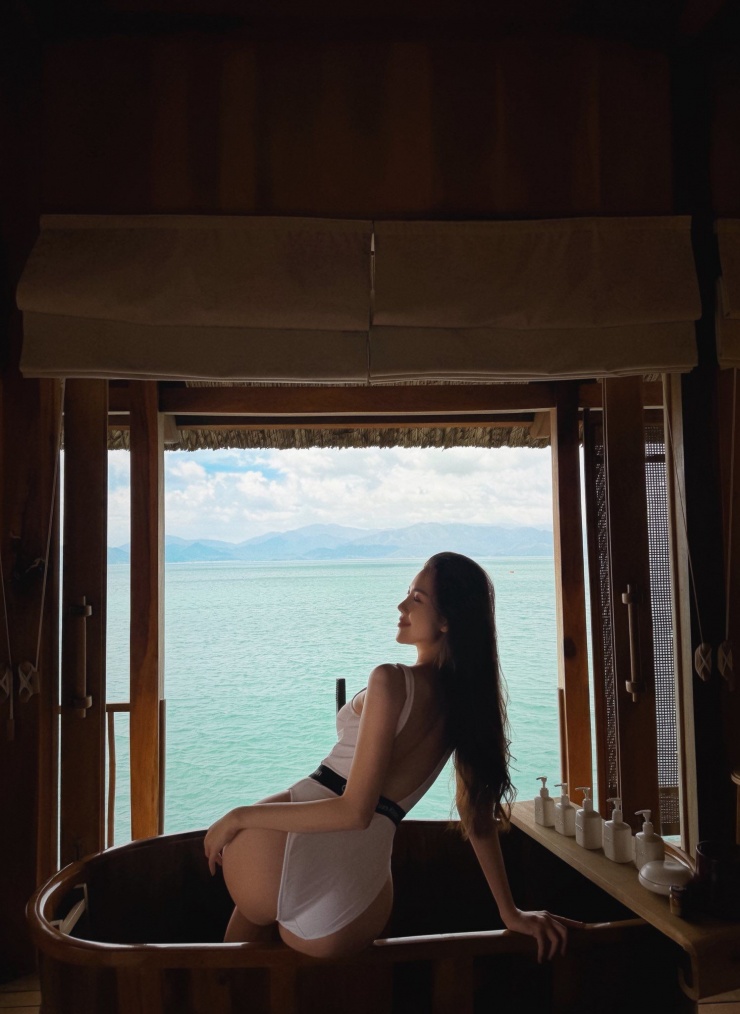 Ngay sau khi được đăng tải, loạt ảnh của Bùi Quỳnh Hoa nhanh chóng nhận về nhiều lời khen vóc dáng từ người hâm mộ; thậm chí không ít người hài hước nhận xét người đẹp tự tin vì không tăng cân sau kỳ nghỉ Tết Nguyên Đán kéo dài.