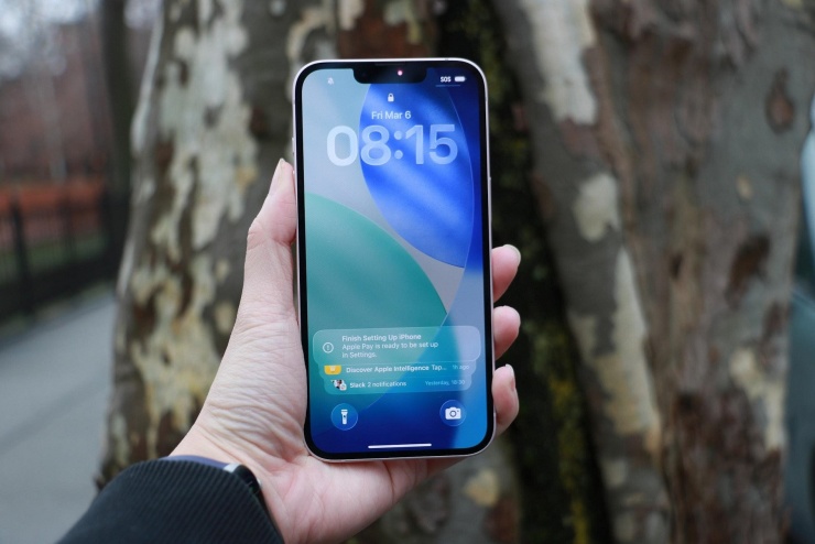 iPhone 17e vẫn sử dụng thiết kế "tai thỏ". Ảnh: Engadget