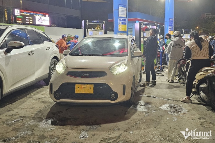 Không ít tài xế xe công nghệ cho biết không muốn nhận cuộc ngắn vì cước phí không bù đắp nổi cho giá xăng tăng cao. Ảnh: Ngô Minh&nbsp;