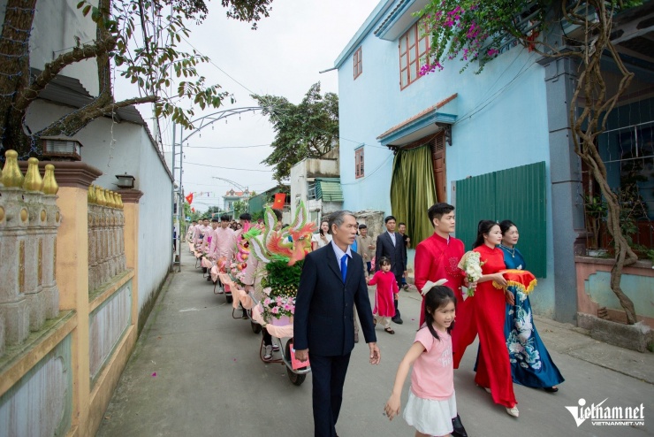 Nhà trai đang đi bộ sang nhà gái làm lễ ăn hỏi&nbsp;
