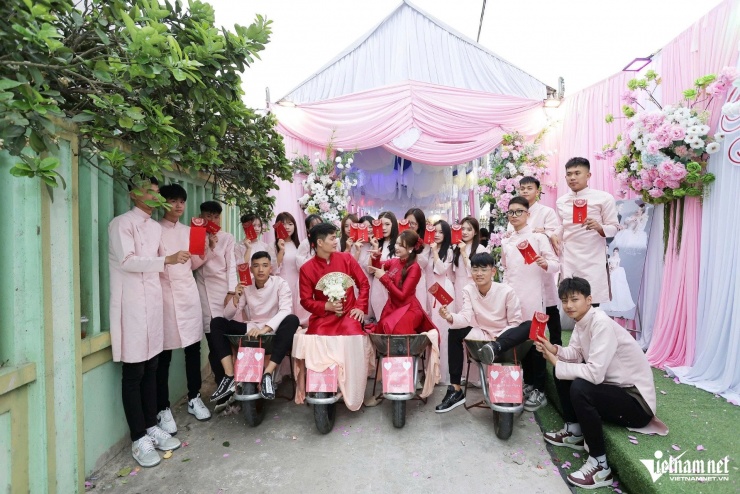 Các bạn trẻ chụp ảnh cùng cô dâu, chú rể bên xe rùa