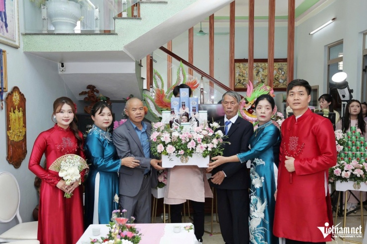 Nhà gái đón nhận sính lễ từ nhà trai