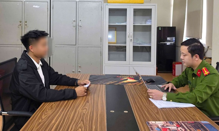 Cơ quan chức năng làm việc với P.A.T. Ảnh: CAHT