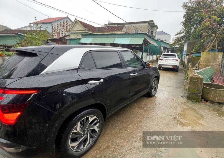 Tài xế còn dùng 2 ô tô chắn ngõ, khóa đầu, khóa đuôi xe của người đi chúc Tết. Ảnh: CTV