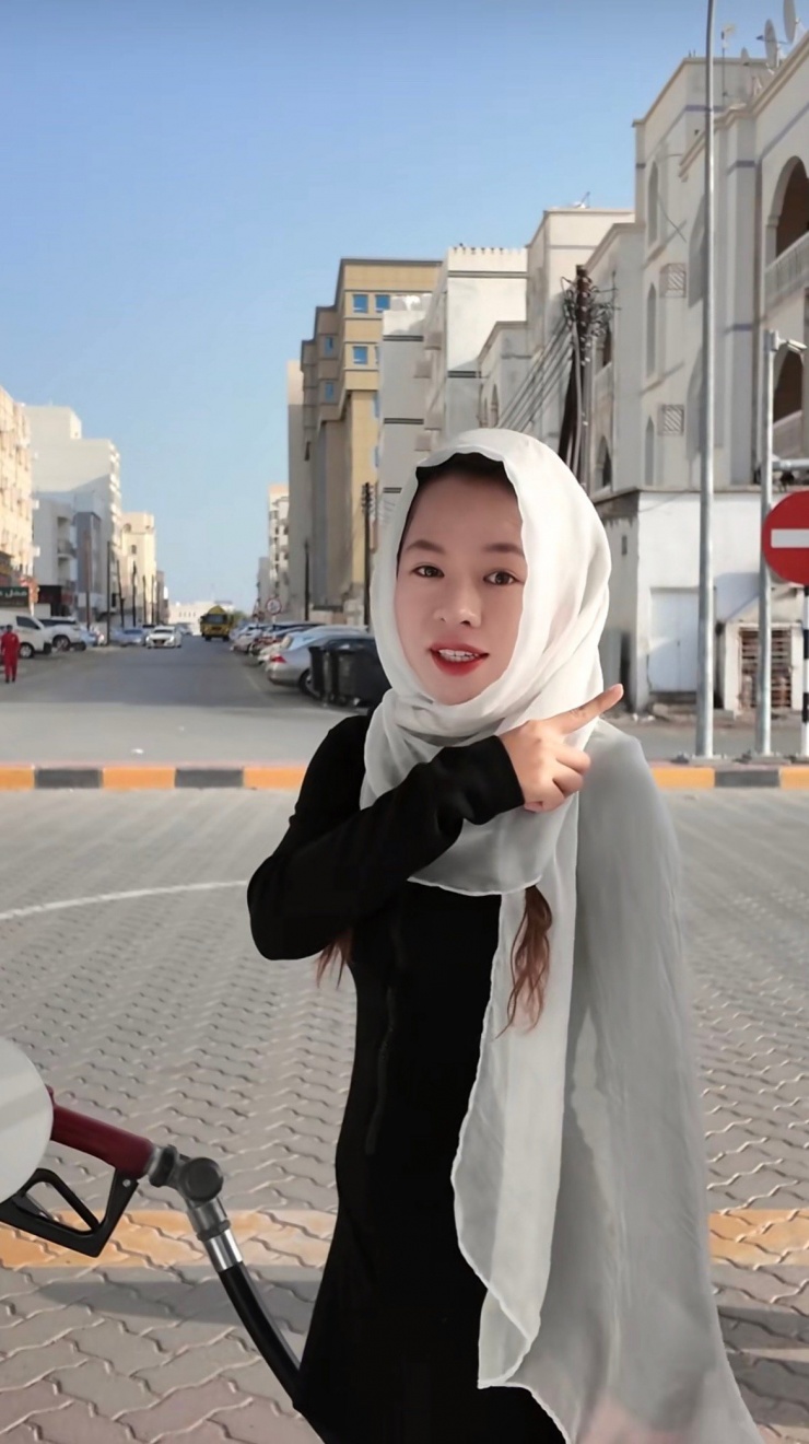 Thảo Vân chia sẻ trải nghiệm đổ xăng ở Oman.