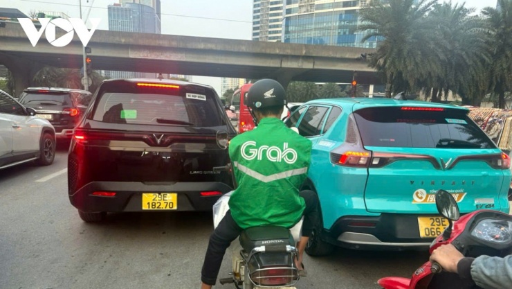 Nhiều hãng xe công nghệ chưa tăng giá cước, áp dụng chương trình hỗ trợ tài chính, thưởng cho tài xế chạy xe xăng