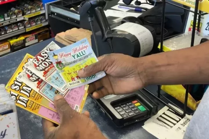 Liên tục nhìn thấy cùng một biển số xe, bác bảo vệ mua xổ số, trúng hơn 2 tỷ