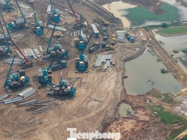 Bay trên công trường sân vận động Trống Đồng