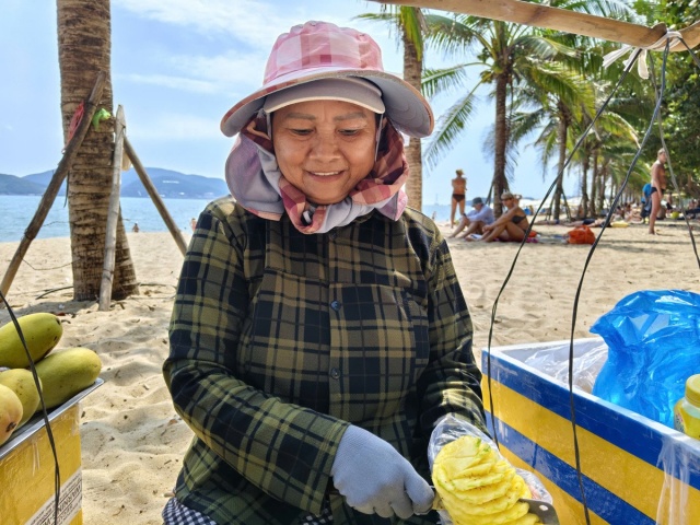 Gặp người bán trái cây ở Nha Trang có lời rao thành bài hát ‘viral’ toàn cầu