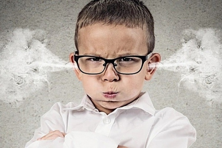 Lý do trẻ ngoan với người lạ nhưng bướng bỉnh với cha mẹ