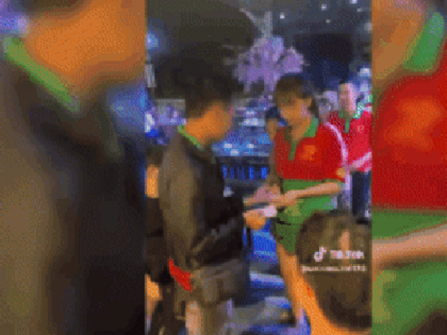 Xôn xao clip nhân viên quán nhậu trúng độc đắc 18 tỉ đồng, tặng tiền cho nhiều người