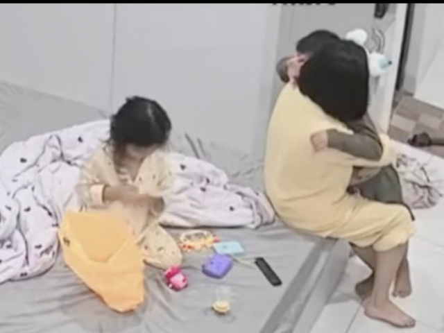 Cậu bé bật khóc vì nhớ bố đã khuất, cái ôm của mẹ kế khiến dân mạng rơi lệ