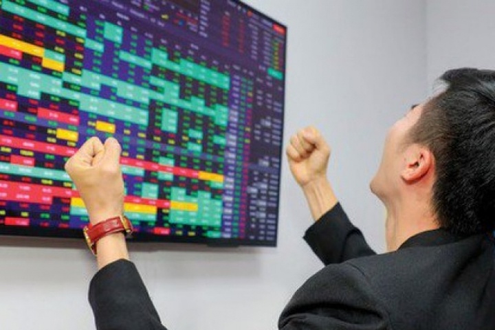 Tỉ phú Việt chi ngàn tỉ mua cổ phiếu sau cú giảm lịch sử, tín hiệu gì cho các nhà đầu tư?