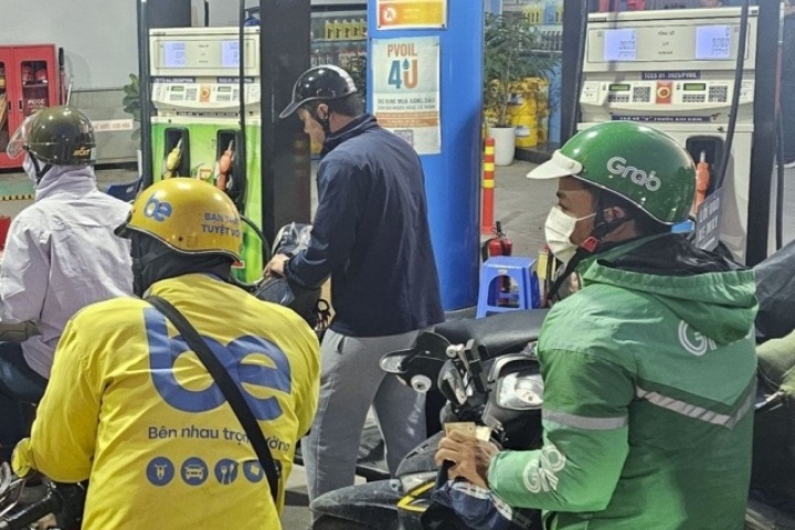 Tài xế xe công nghệ méo mặt trước cú sốc tăng giá xăng, hãng tung phao cứu sinh