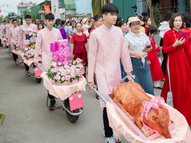 Chú rể Thanh Hóa đến ăn hỏi bằng 9 xe rùa, bố mẹ cô dâu reo hò vì 'lạ'