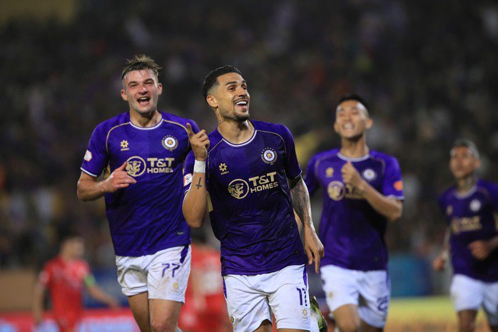 Đỗ Hoàng Hên (11) sẽ giúp tuyển Việt Nam tăng sức mạnh tuyến giữa nếu được HLV Kim Sang-sik trọng dụng. (Ảnh: VPF)